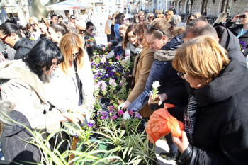 Актив жена СНСД-а организовао подјелу цвијећа