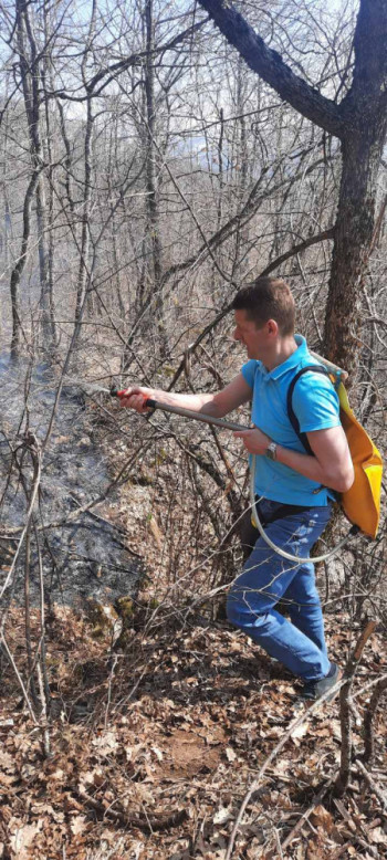 Načelnik Gacka gasi požar /FOTO/