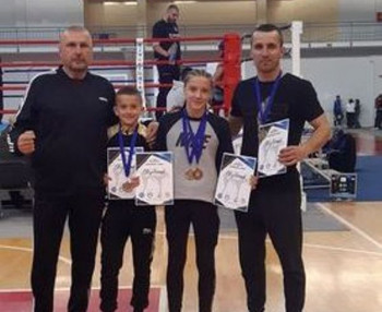 Zlatni kik-bokseri Gacka 