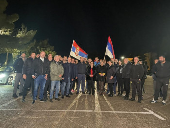 POBJEDA VUČIĆA SLAVI SE I U TREBINJU – Građani na ulicama, slavljenička kolona vozila prošla ulicama grada