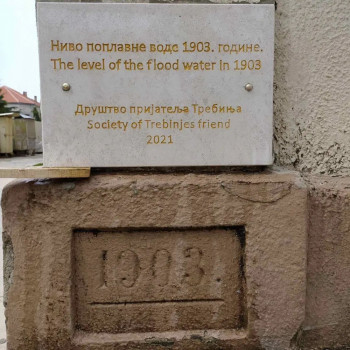 Друштво пријатеља Требиња на згради Туристичког информативног центра поставило таблу која обиљежава ниво поплавне воде који је досегао 1903. године 