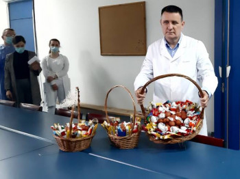 Đajić obradovao poklonima 70 mališana u UKC Srpske