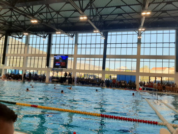 Spektakl u novootvorenom bazenu u Trebinju- Publika istim žarom bodri obje reprezentacije /FOTO/