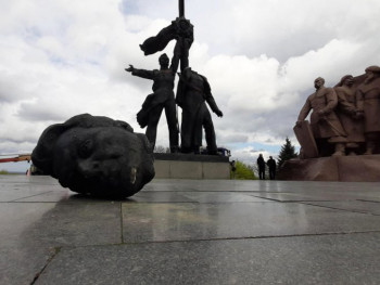 У Кијеву размонтиран споменик пријатељства са Русијом