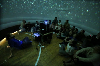 Мобилни планетаријум у ОШ''Вук Kараџић'': Основци ''путовали'' у свемир