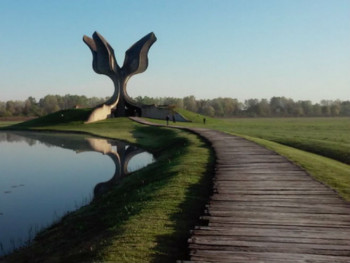 Komemoracija kod spomenika Cvijet u Jasenovcu