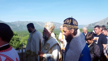Епископи Григорије и Максим служе литургију у Мркоњићима