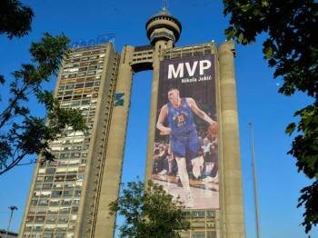 Srbija je ponosna: Fotografija MVP Jokića na Geneks kuli