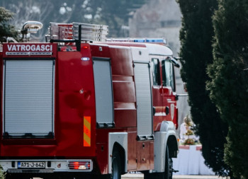 Дјечак заглавио на надстрешници, спашавали га ватрогасци