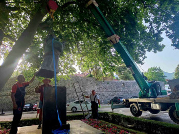 Симболично на 88. годишњицу – Настављени радови на рестаурирању споменика Његошу и Дучићу