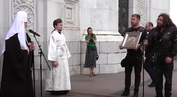 Vođa Noćnih vukova Srpske predao patrijrahu Kirilu ikonu Svetog Petra Cetinjskog