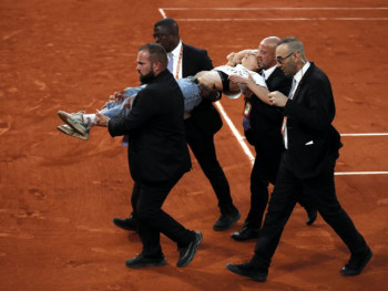 Djevojka utrčala na teren i prekinula meč Čilić-Rud