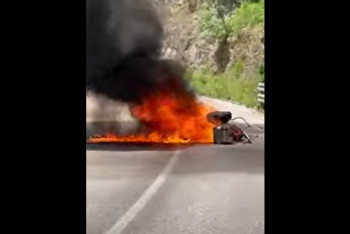 Na putu prema Foči nakon udara u automobil motocikl izgorio, vozač teško povrijeđen (VIDEO)