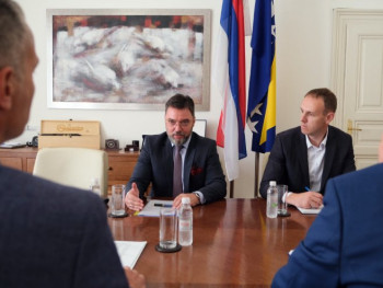 Неопходна привремена забрана извоза обловине, огревног дрвета и пелета