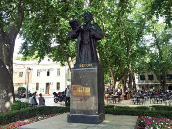 Рестаурисан споменик Његошу у Требињу (ФОТO)