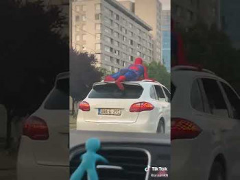 Спајдермен се провозао Сарајевом на крову аутомобила (ВИДЕО)