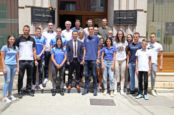 Градоначелник Мирко Ћурић организовао пријем за наjбоље спортисте: Спортским колективима још већа поршка