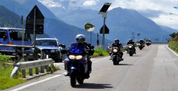 Могу ли мотоциклисти претицати колону пред наплатним кућицама, на граничном прелазу...?