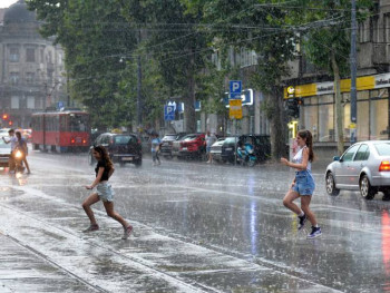 Nevrijeme s gradom zahvatilo veći dio Srbije (FOTO/VIDEO)