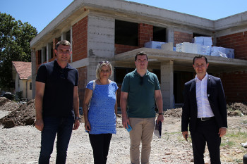 Градоначелник Ћурић обишао радове на изградњи Дневног центра: Усељење се очекује у септембру