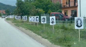 Fotografije ubijenih Srba postavljene pored puta koji vodi do Potočara