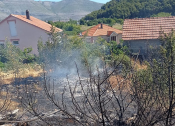 Пожар пријетио кућама у Вариној Груди