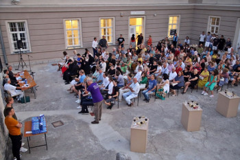 Promovisan  roman ''Zagledana u stijenu'' Nede Gudelj