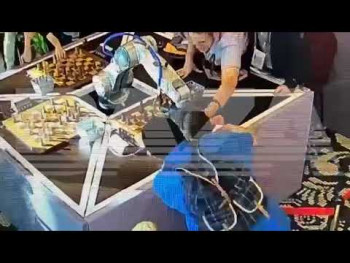 Робот у Москви прекршио Асимовљев први закон, поломио дечаку прст јер је играо шах пребрзо