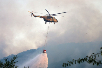 Helikopter Oružanih snaga BiH gasi požar u selu Duži