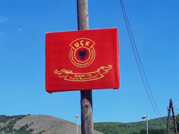 Близу Грачанице табла са ознаком терористичке ОВК