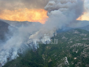 Пожар код Требиња: Угрожене куће, хеликоптер гаси ватру (ФОТО)