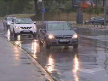 Због повремене кише вози се по мокрим коловозима