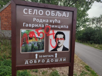 U rodnom selu Gavrila Principa ispisani ustaški simboli (FOTO)