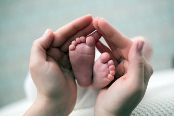 У болници у Фочи новорођенче из Требиња испустили током порођаја, задобила тешке повреде главе