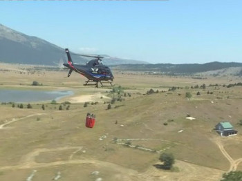 Helikopter gasi požar na Leotaru