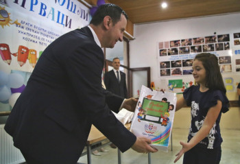 Gradonačelnik Ćurić najmlađim đacima poželio srećan početak školovanja (FOTO)