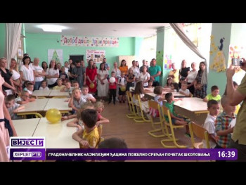 Gradonačelnik Ćurić najmlađim đacima poželio srećan početak školovanja