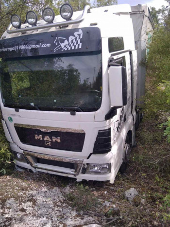 На Моску код Требиња камион слетио са пута