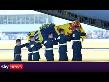 Let aviona s kraljičinim kovčegom pratilo pet miliona ljudi (VIDEO)
