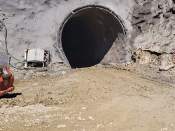 Невесиње: Почела акција извлачења настрадалог радника из тунела