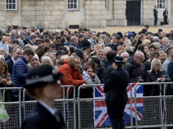 Stotine hiljada ljudi na ulicama Londona uoči sahrane kraljice Elizabete