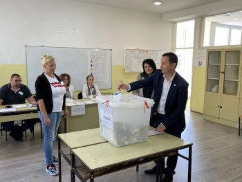 Mirko Ćurić glasao u Osnovnoj školi „Sveti Vasilije Ostroški“ u Trebinju