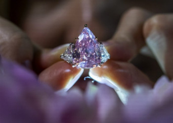 Ružičasti dijamant prodat za 28,8 miliona dolara 