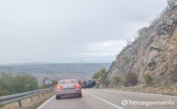 Саобраћајка на путу Столац – Мостар: Ауто завршио на крову