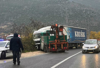 Sudarili se šleper i kamion – Zastoj prema Mostaru