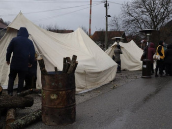 Srbi osmi dan na barikadama; KFOR: Pažljivo pratimo situaciju na sjeveru KiM
