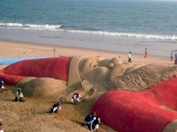 Indija: Djed Mraz dug 18,2 metra napravljen od pijeska i paradajza (VIDEO)