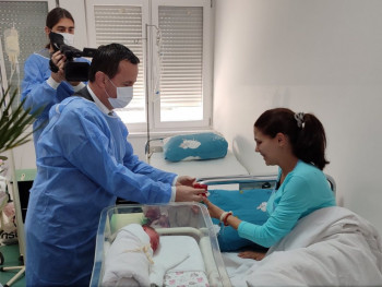Prvorođenoj bebi u Trebinju zlatnik sa likom Svetog Vasilija od gradonačelnika Ćurića