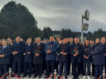 Položeni vijenaci na srpskom vojničkom spomen-groblju ''Mali Zejtinlik'' u Sokocu
