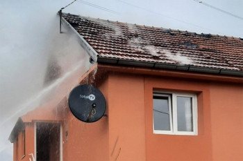 Gorio krov kuće u Gacku, evakuisali staricu